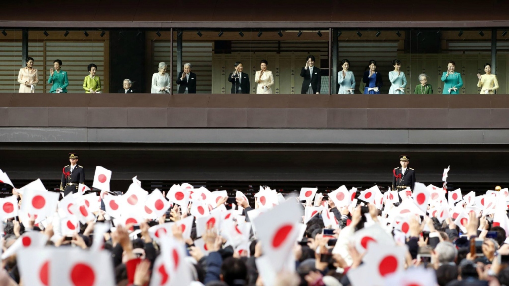Video: Más de 68.000 japoneses saludaron a los nuevos emperadores por el Año Nuevo