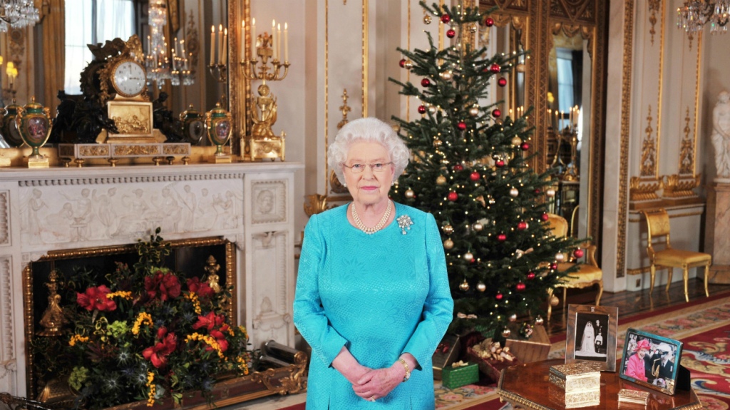 «Burbuja real»: negativa del personal a confinarse en Navidad podría trastornar los planes de Isabel II