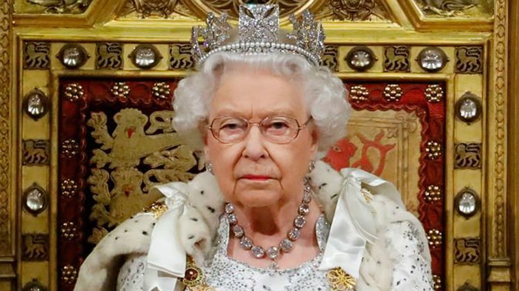 La reina Isabel II podría «dejar el cargo» en 2021, aseguró un biógrafo real