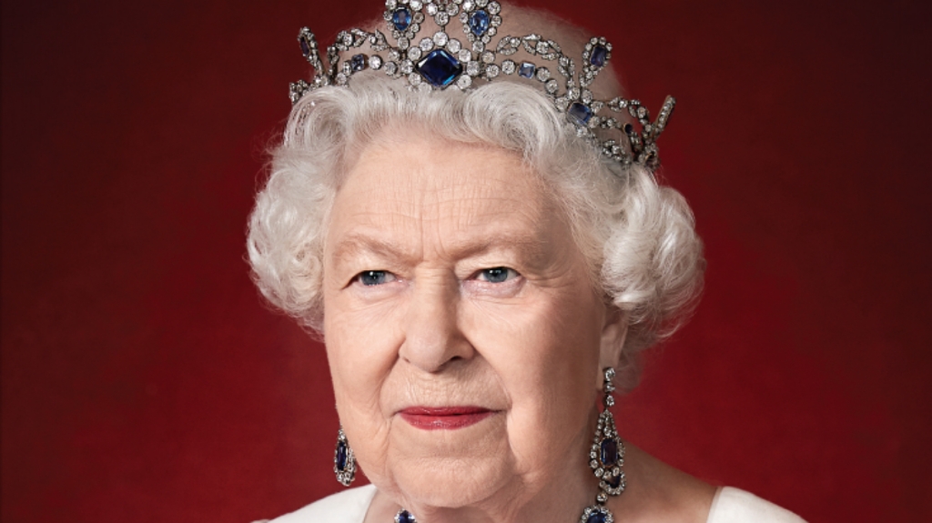 Deslumbrante tiara de zafiros de Luisa de Bélgica reaparece en nuevo retrato de Isabel II