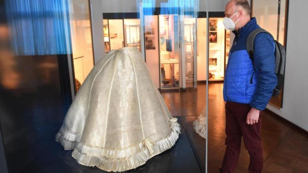 Museo alemán exhibe vestido de fibra de vidrio de la infanta Eulalia de España